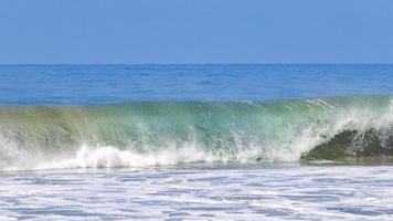 extreem reusachtig groot surfer golven Bij strand puerto escondido Mexico. foto