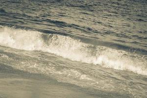 flamengo strand zeegezicht blauw water golven rio de janeiro brazilië. foto