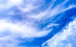 blauw lucht met chemisch chemtrails cumulus wolken scalair golven lucht. foto
