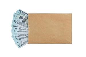 stapel van nieuw ontwerp ons dollar rekeningen in bruin envelop geïsoleerd Aan wit achtergrond foto