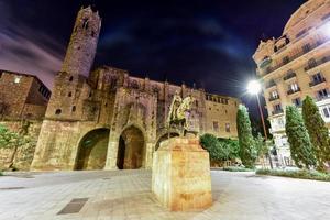 ramon berenguer iii tellen van Barcelona standbeeld van ramon berenguer iii 10861131 in de gelijknamig plein Bij nacht in de achtergrond de kapel van st agata Barcelona Catalonië Spanje foto