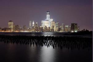 visie van lager Manhattan van nieuw Jersey Bij nacht. foto