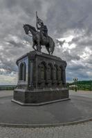 monument naar prins Vladimir en heilige fedor in de park genaamd na een pushkin Vladimir Rusland foto