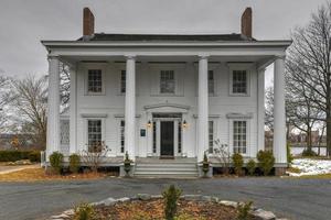 gezagvoerder Henry zwijn bidt groots herenhuis Bij 70 zaterdag straat in staten eiland, nieuw york stad. foto