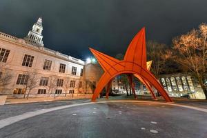 hartford Connecticut Alexander calders beeldhouwwerk stegosaurus bezet een prominent plek in downtown hartford Connecticut foto