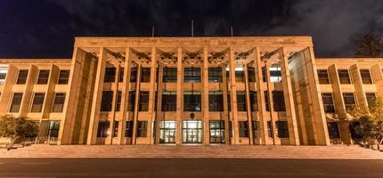 parlement huis Perth Bij nacht gelegen Aan oogst terras in west Perth western Australië het is de huis van de parlement van western Australië het Kenmerken Grieks opwekking architectuur elementen foto