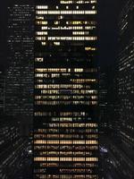 lichten aan de overkant een nieuw york stad kantoor toren Bij nacht foto