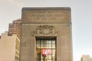 nieuw york stad september 25 2016 kunst deco buitenkant van de 1927 kunst Moderne eerste nationaal stad bank van nieuw york Bij 415 broadway langs kanaal straat in Manhattan bekeerd naar een walgreens drug op te slaan foto