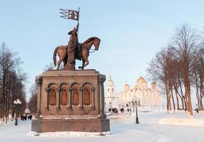 beeldhouwwerk van de baptist van land- prins Vladimir en heilig fedor in Vladimir Rusland, 2022 foto