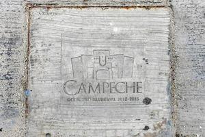 de stad symbool van campeche Mexico bedrukt in beton met de opschrift gemeentelijk regering foto