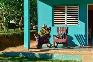 vinales Cuba januari 11 2017 lokaal Cubaans Mens zittend in voorkant van zijn huis in vinales Cuba foto