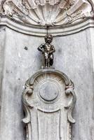 beroemd standbeeld manneken pis weinig Mens plas in Brussel belgie foto