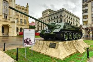Sovjet tank in voorkant van de museum van de revolutie in havanna, 2022 foto