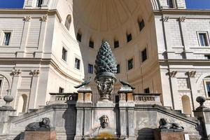 fontana della varkensafbeeldingen een reusachtig pijnboom ijshoorntje in de Vaticaan stad. foto