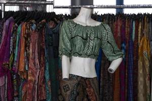 Indië kleren Bij de markt voor uitverkoop foto