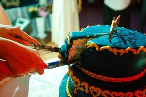 bruiloft blauw taart met eetbaar goud blad foto