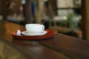 afgewerkt koffie mok was geplaatst Aan de tafel. foto