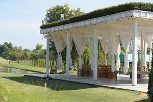 resting stoelen voor toeristen wie komen naar zien de bloem tuin foto