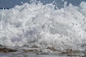 voorkant visie van zee golven spatten. dichtbij omhoog foto