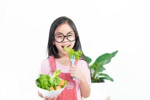 kinderen meisje Azië aan het eten groenten foto