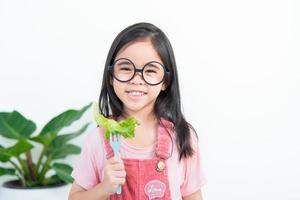 kinderen meisje Azië aan het eten groenten foto