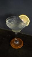 limonade. verfrissend sprankelend drinken in een elegant glas gegarneerd met een citroen wig foto
