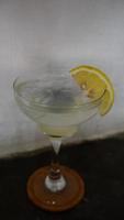 limonade. verfrissend sprankelend drinken in een elegant glas gegarneerd met een citroen wig foto