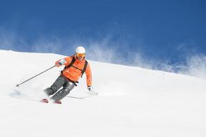 bergbeklimmen skiër gedurende afdaling foto