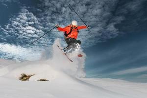 ski jumping in poeder sneeuw foto