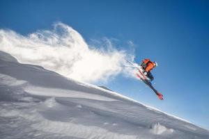 skiër in de lucht gedurende een springen foto
