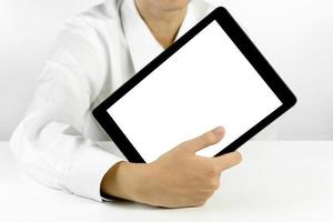 zakenman die een tablet op witte achtergrond houdt foto