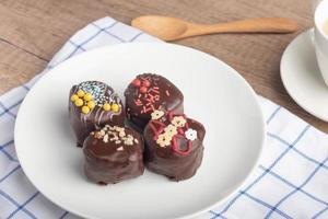 chocola bal snacks Aan een wit bord foto