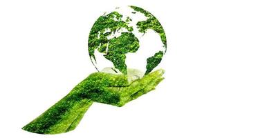 groen wereldbol binnen concept beschermen de milieu en natuur foto