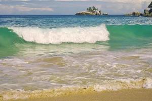 mahe Seychellen, golven crashen Aan wit zanderig strand, Ik gok eiland in de terug foto