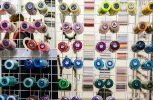 klossen met gekleurde draad voor industrieel textiel machines foto