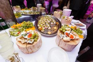 houten schotel met snacks staat Aan doos Aan avondeten tafel buffet tafel Aan houten staat foto