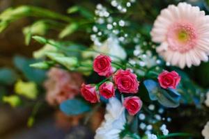 boog van veel mooi bloemen, bruiloft boog met pioenen bloemen voor een bruiloft boog foto