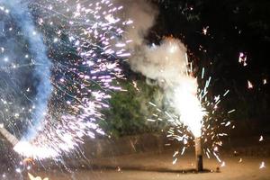 brand tonen en een veel van de helder vonken in de nacht foto