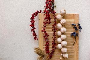 gember en knoflook Aan een houten tafel foto