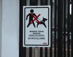 Jakarta, Indonesië - januari 21e, 2023 - Nee huisdieren toegestaan bewegwijzering icoon in gelora stop karno stadion. dilarang membawa hewan peliharaan. teken regel informatie paneel. foto