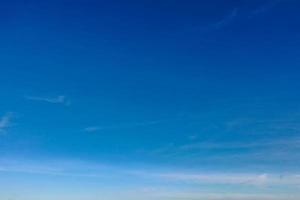 dramatisch wolken en blauw lucht over- de stad foto