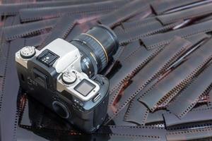 een dslr film camera met een groot zwart 28-105 lens. foto