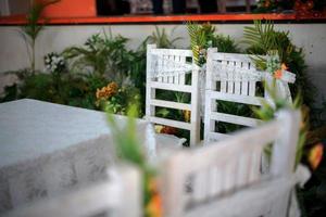 tafel en stoelen decoratie arrangement voor een traditioneel bruiloft ceremonie in Indonesië foto