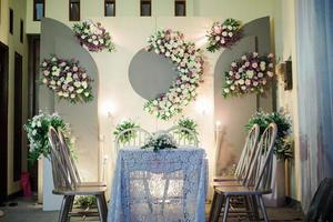 decoratie arrangement kamer voor een traditioneel bruiloft ceremonie in Indonesië foto