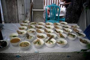 catering voedingsmiddelen in kommen voor een traditioneel bruiloft ceremonie in Indonesië foto