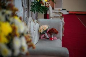 mooi bruiloft decoratie met bloemen foto