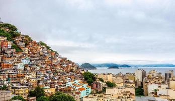 braziliaans favelas Aan de heuvel met stad downtown hieronder Bij de tropisch baai, Rio de janeiro, Brazilië foto