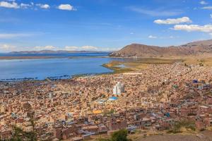 panorama van Peruaanse stad puno en meer titicaca, Peru foto