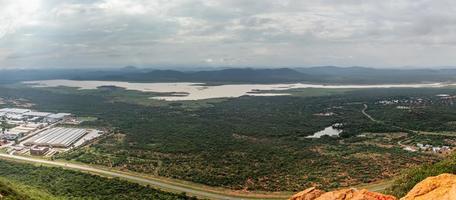 antenne panoramisch visie van buitenwijken van Gaborone stad omringd door savanne en meer in de achtergrond, gaboron, Botswana, Afrika foto