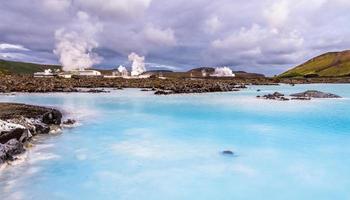 blauw lagune panorama met termaal macht station in de achtergrond, grindavik, IJsland foto